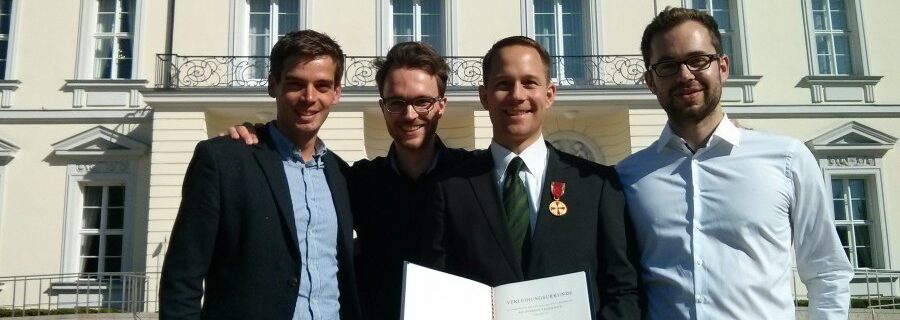 Die Bundesvorstandsmitglieder Malte Steuber, Vincent Venus und Gerhard Soyka beglückwünschen Thorsten-Marco Kirschner (2. von rechts).