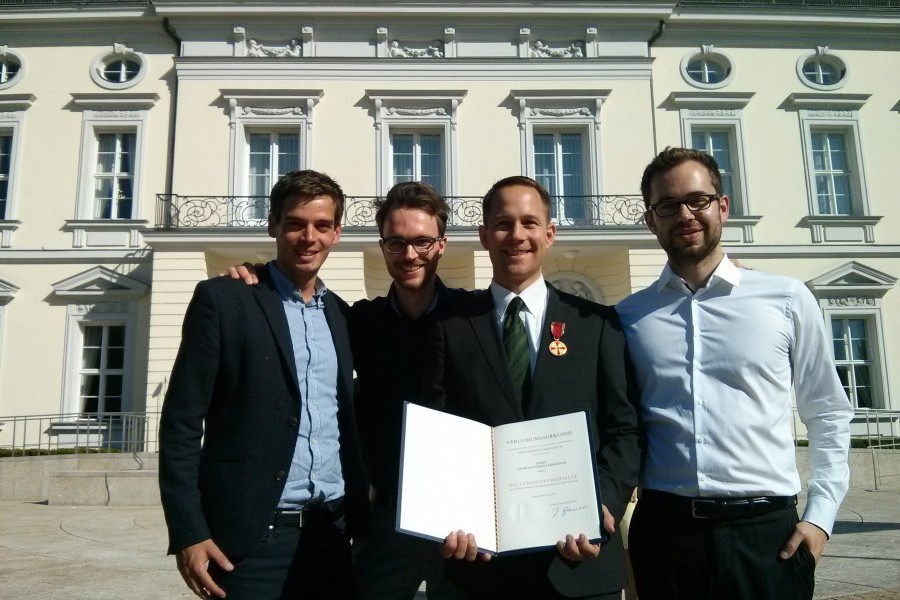 Die Bundesvorstandsmitglieder Malte Steuber, Vincent Venus und Gerhard Soyka beglückwünschen Thorsten-Marco Kirschner (2. von rechts).