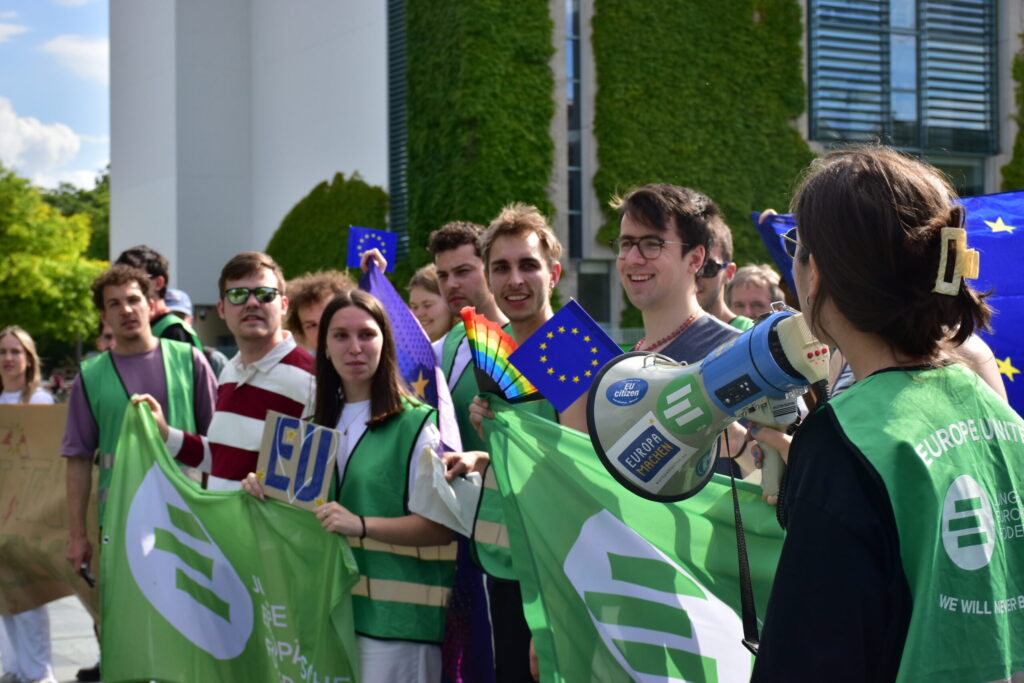Teilnehmende sitzen im Kreis bei einem JEF-Seminar im Freien